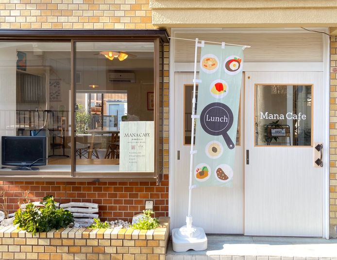 白が基調の撮影映えお洒落な店内！ - Mana Cafe