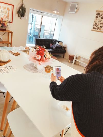 白が基調の撮影映えお洒落な店内！ - Mana Cafe