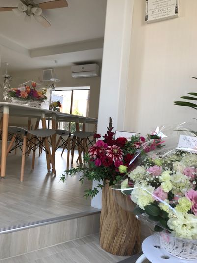 白が基調の撮影映えお洒落な店内！ - Mana Cafe