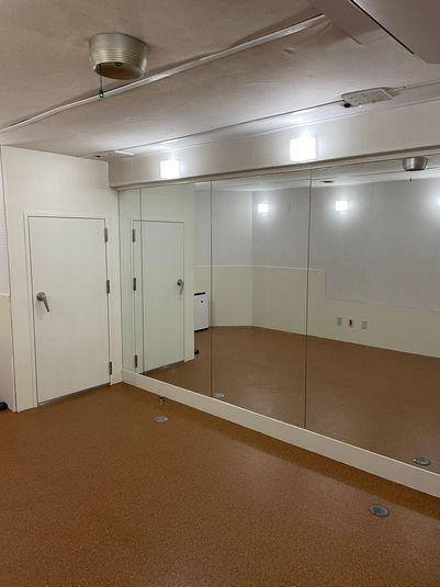 縦180cm×横90㎝の鏡が4枚と縦180cm×横35cmの鏡1枚です - MIBビル　602号室 レンタルスタジオ602号室の室内の写真