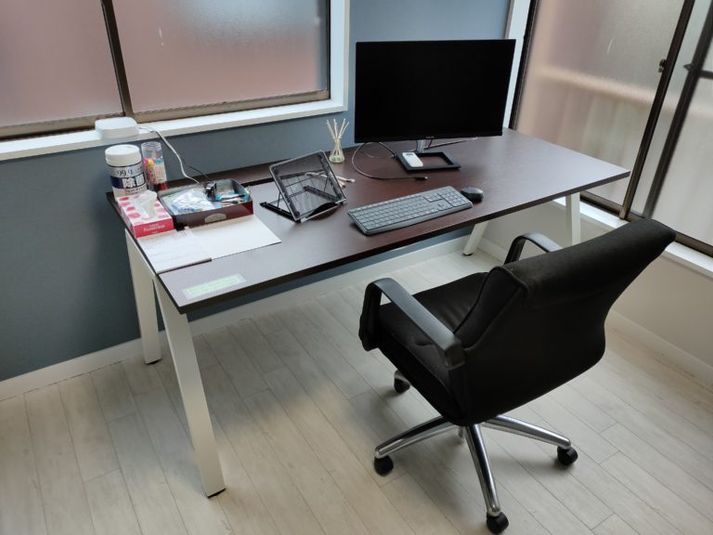ビッグサイズのテーブル＆椅子＆モニター、テレワーク最適 - レンタル仕事部屋 向ヶ丘遊園駅の室内の写真