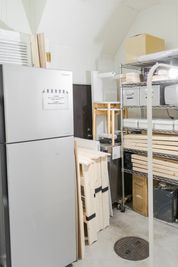 バックヤード
備品が収納されています。荷物置きやフィッティングスペースとしても活 - メゾンシンテンチ  レンタルスペースの室内の写真