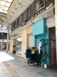 青いショップと喫茶店「のあ」の間の通路です - 浜松スペース鍛冶町店の外観の写真