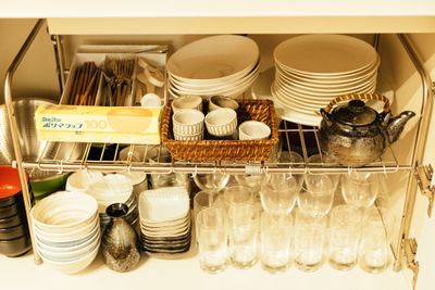 調理器具や食器類もそろっています。（調味料はご持参ください） - Wacasa旅音 リビングの設備の写真