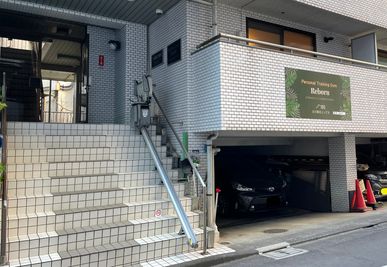 中2階となり、下は駐車場となります。 - Reborn恵比寿店 【完全個室】約35m2あるプライベート空間でゆったりトレーニングの外観の写真