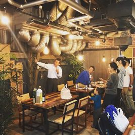 Cafe SaCueva ビンテージ風町工場カフェの室内の写真