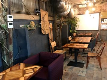 Cafe SaCueva ビンテージ風町工場カフェの室内の写真