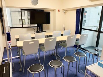 講習用途
８名まで机あり。
丸椅子を６つ使って最大１４名 - GS川崎貸会議室 テレワークや会議に最適な貸会議室の室内の写真