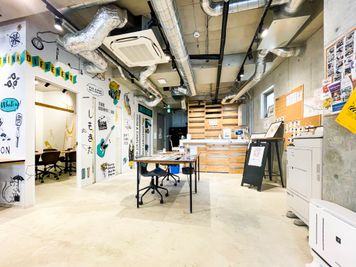 入口向かって左側には普段会議室として使用されている部屋が2室あり、控室としての利用も可能です！(別料金) - いいオフィス下北沢 レンタルスペースの室内の写真