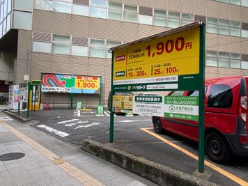 現地隣には一日１９００円で利用できる駐車場もあります。お車でも安心です。 - シェアベース池袋 多目的スペースの室内の写真