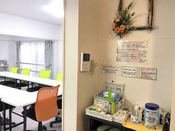 玄関を入ってすぐのスリッパ棚の上に小物備品があります。(写真の床は張り替えております) - 貸会議室アクア大宮東口  203号室の室内の写真