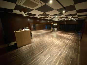 床も体に負担のかかりにくい優しい作りになっております。 - LoRe１スタジオ ダンススタジオロア1スタジオの室内の写真