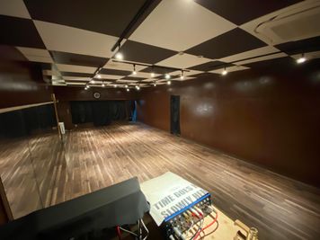 音響ブース内から見たスタジオの眺めです。 - LoRe１スタジオ ダンススタジオロア1スタジオの室内の写真