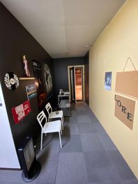 待合室からスタジオまでの廊下です。 - LoRe１スタジオ ダンススタジオロア1スタジオの入口の写真