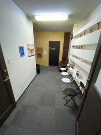 スタジオでてすぐの待合室です。 - LoRe１スタジオ ダンススタジオロア1スタジオの入口の写真