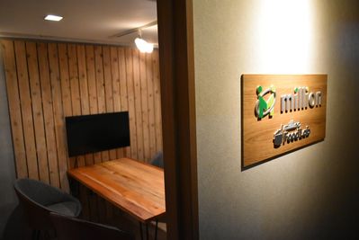 南青山ハワイアンカフェスタイル イベントスペースの入口の写真
