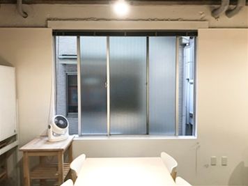 大きな窓あり
縦150cm×横202cm - レンタルスペース 　パズル浅草橋 レンタルキッチン スペースの室内の写真