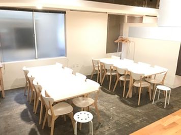 広いダイニングテーブル
着席　16名～20名　 - レンタルスペース 　パズル浅草橋 レンタルキッチン スペースの設備の写真