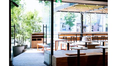 テラス席もご利用いただけます。 - 【miuchiのレンタルスペース】LIFULL Table 半蔵門駅徒歩3分 CM・ドラマ撮影実績ありのカフェ空間の室内の写真