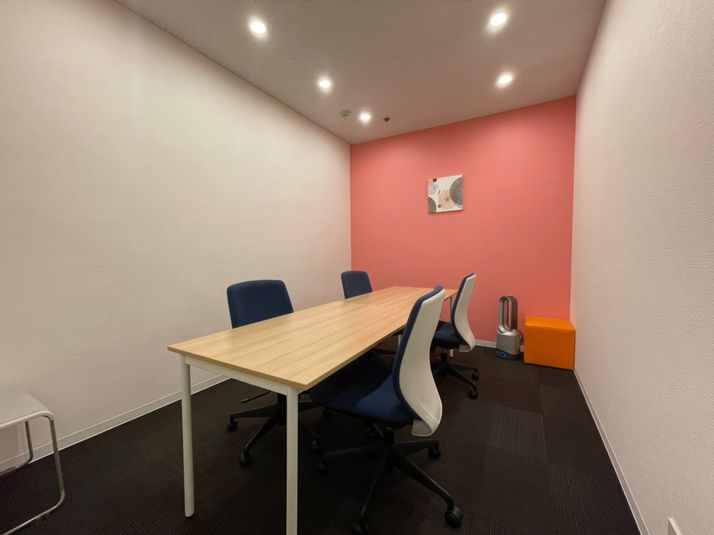 ピンクのアクセントカラーがおしゃれな個室です。ミーティングや勉強会の他、フリーWi-Fiを完備しておりますのでWEB会議にも最適です。 - シェアオフィスURL仙台駅東口 個室（ピンク）の室内の写真