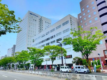 宮城野通に面したビルの2階 - シェアオフィスURL仙台駅東口 個室（ピンク）の外観の写真
