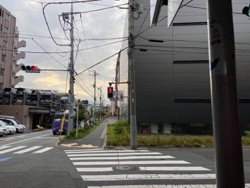 入口（首都高速1号羽田線から羽田図書館に向かって右側にあるグレーの建物） - 駅チカ貸会議室・サロン＠穴守稲荷 【駅徒歩3分】羽田の貸会議室の入口の写真