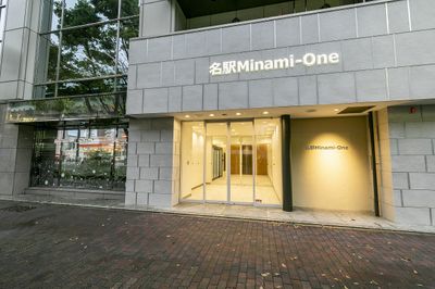重厚なオフィスビルの中の1Fです。 - BIZcomfort名古屋名駅南 完全個室　8名用会議室の入口の写真