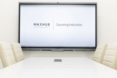 WEB会議システム・電子黒板・ホワイトボード・プロジェクターが搭載されている「MAXHUB」を導入✨
面倒なセットアップは不要ですので、お気軽にお使いください。 - BIZcomfort名古屋名駅南 完全個室　8名用会議室の室内の写真