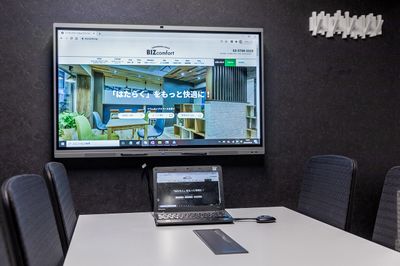 WEB会議システム・電子黒板・ホワイトボード・プロジェクターが搭載されている「MAXHUB」を導入✨
面倒なセットアップは不要ですので、お気軽にお使いください。 - BIZcomfort浜松 完全個室　8名用会議室の室内の写真