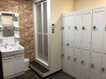 女性用更衣室・シャワー・洗面台・ロッカー - DTS 道場スタジオ、セミナールームの設備の写真