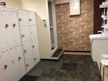 男性用更衣室・シャワー・洗面台・ロッカー - DTS 道場スタジオ、セミナールームの設備の写真