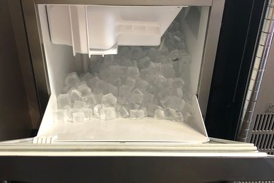 業務用製氷機です。24時間自動製氷しております。 - レンタルスペースもちゃもちゃ 和風の一軒家 庭 テラスの設備の写真