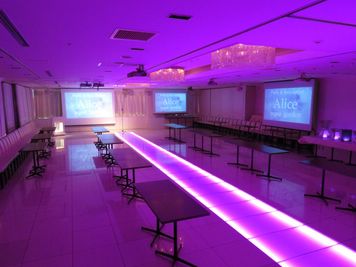 ７色に光る床は会場を華やかに演出いたします - 品川レンタルスペース、貸し会議室 アリスアクアガーデン品川　貸し会議室、イベントの室内の写真