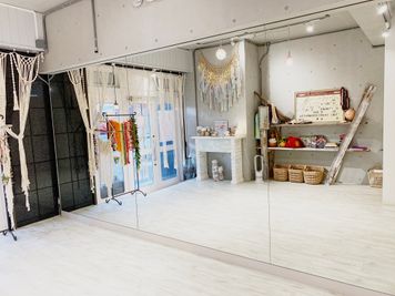室内はとても明るく雰囲気もバッチリ！ - レンタルスタジオ 多目的スペースの室内の写真
