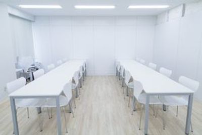 会議などの利用に。机は10台。縦横80×70、高さ70cm（予備の折りたたみ机もあります） - トキラルームの室内の写真