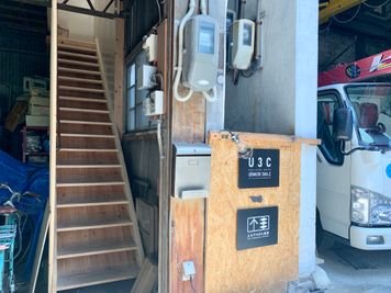 この階段を上ってください - キッチン＆会議室｜上町サンク レンタルスペースの入口の写真