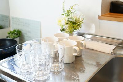 【アイリス池袋】
グラスやマグカップがございます（一部です） - 長時間割✨池袋駅西口料理可能な24時間営業貸切レンタルスペース レンタルスペース【アイリス池袋】5F🌈の室内の写真