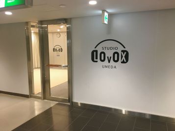 STUDIOLOVOXUMEDA 収録スタジオの入口の写真