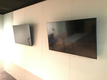 43型モニター２台 - STUDIOLOVOXUMEDA 収録スタジオの設備の写真