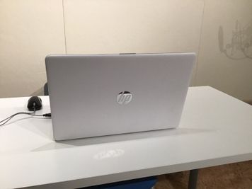 ZOOM使用可能パソコン - STUDIOLOVOXUMEDA 収録スタジオの設備の写真