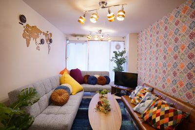 ソファースペースの様子です。３つのソファーベッドと沢山のクッションがあります。 - Sharebaco 西新宿の室内の写真