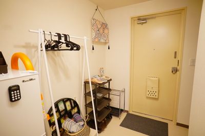 玄関の様子です。左側に冷蔵庫やハンガーラックがあります。 - Sharebaco 西新宿の室内の写真