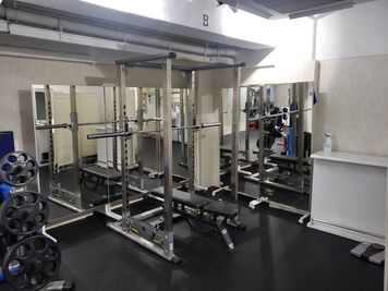 B面　パワーラック - トレーニングスタジオ レンタルジムの室内の写真