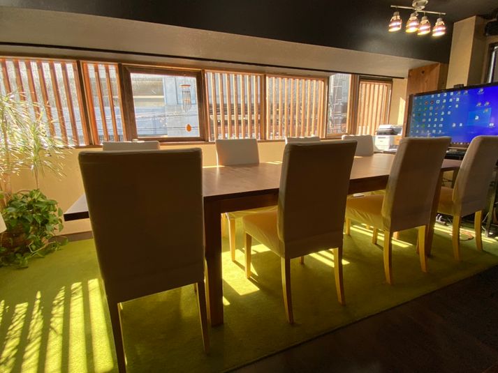 【会議室】最大８名ご利用可能 - さぼり場 テーブル（貸し会議室）の室内の写真