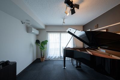 Tasuki Studio 音楽家用配信・練習スタジオの室内の写真