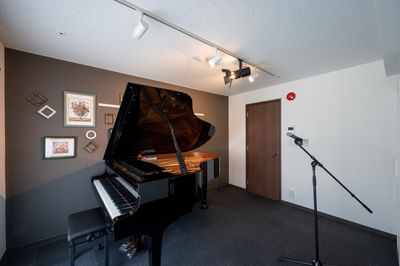 Tasuki Studio 音楽家用配信・練習スタジオの室内の写真