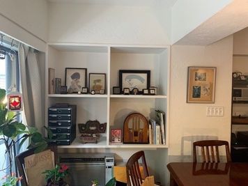 絵と時計とラジオとバリ島の飾りです。 - 千駄ヶ谷コートリー202号室 千駄ヶ谷のお洒落アパルトマンの室内の写真