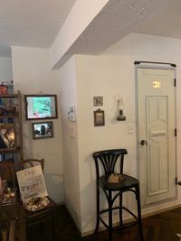 鏡に緑が映ります。右は、洗面所へのドアです。 - 千駄ヶ谷コートリー202号室 千駄ヶ谷のお洒落アパルトマンの室内の写真