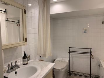 洗面台とトイレです。蛇口もアール・デコです。 - 千駄ヶ谷コートリー202号室 千駄ヶ谷のお洒落アパルトマンの室内の写真