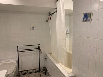 洗面所のバスタブです。白が基調のアール・デコしてます。 - 千駄ヶ谷コートリー202号室 千駄ヶ谷のお洒落アパルトマンの室内の写真